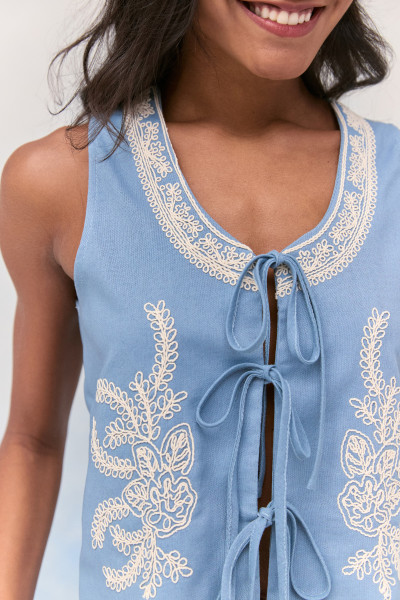 Colete Bordado Ayane Azul Claro